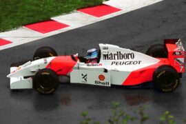 Мика Хаккинен крутится в McLaren MP4-9 Peugeot (1994).