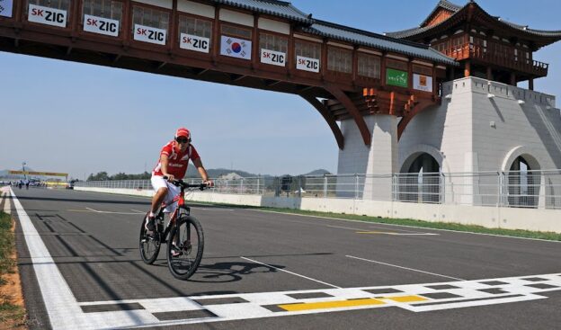 Felipe Massa in Ferrari Mountainbike in Korea 2011