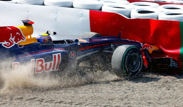 Mark Webber crashes at Japan