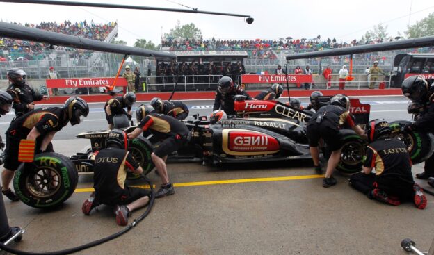 Lotus in trouble during Raikkonen pitstop