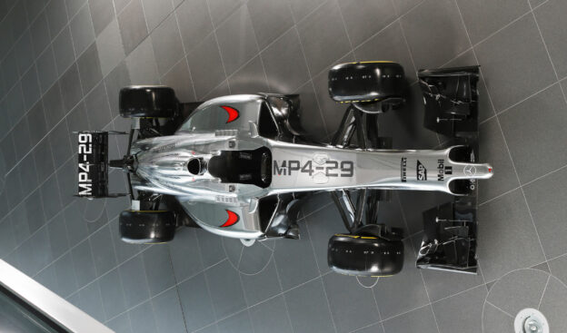 Wing suspension McLaren MP4-29 causes a stir