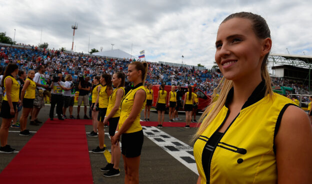 F1 grid girls