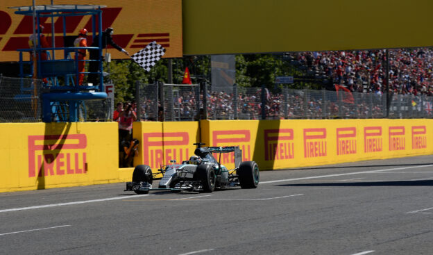 Lewis Hamilton crosses the finish line with his Mercedes W06 (Italy 2015)