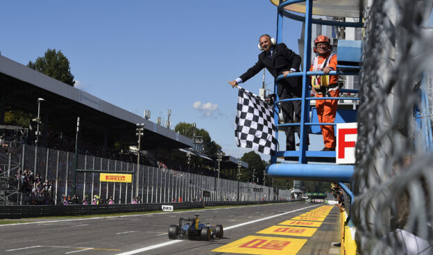 Hamilton crosses the finish line as first in Monza (2015)