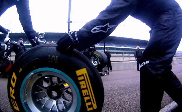 How to make a Pitstop during F1 in 2011