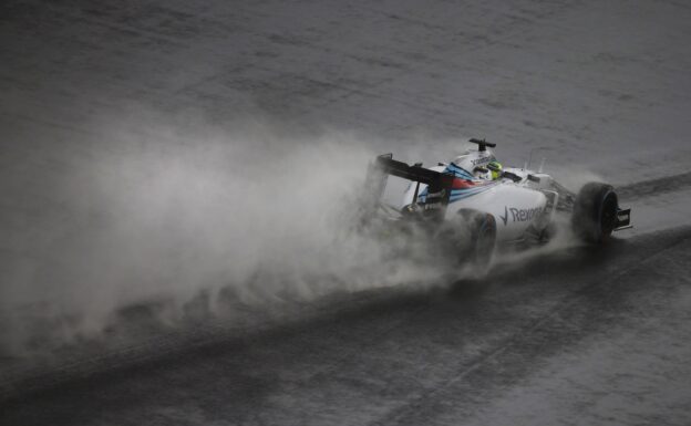 Felipe Massa driving in the rain with his Williams FW37