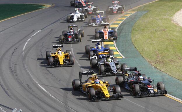 Midfield with REanult and McLaren in turn 1 after the start.