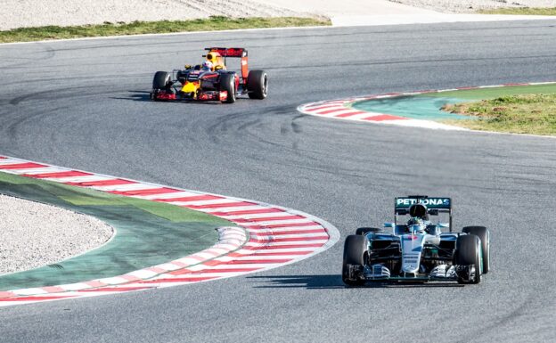 Nico Rosberg - Mercedes W07 VS Daniel Ricciardo - Red Bull RB12