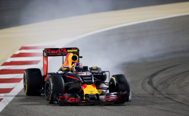 Daniil Kvyat, Red Bull RB12 locking up his right front