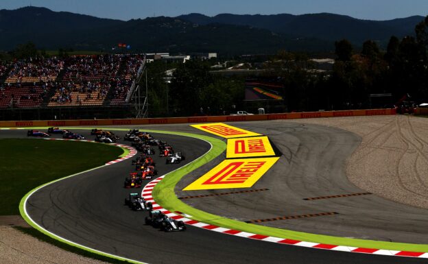 All F1 cars going into 1st corner without any incident after the start of the 2016 Spanish GP.