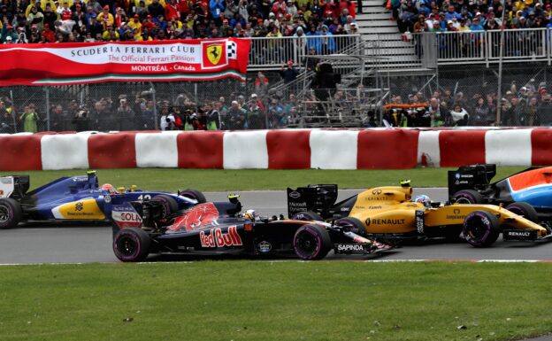 Daniil Kvyat driving the Toro Rosso STR11 battles for position with Jolyon Palmer driving the Renault RS16