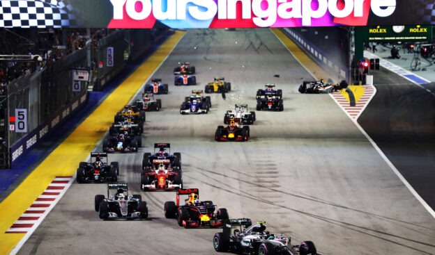 Nico Rosberg, Daniel Ricciardo, Lewis Hamilton and the rest of the field at the start during the Formula One Grand Prix of Singapore 2016