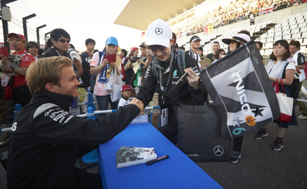 Nico Rosberg with Japanese F1 fans.