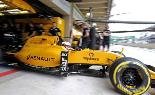 Kevin Magnussen (DEN) Renault Sport F1 Team RS16 leaves the pits. Brazilian Grand Prix 2016