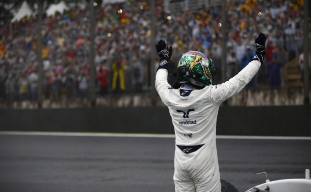 Interlagos, Sao Paulo, Brazil. Felipe Massa, Williams Martini Racing, waves to his home fans after retiring from the race. 2016