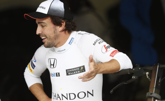 Fernando Alonso in the garage, Brazilian GP F1/2016