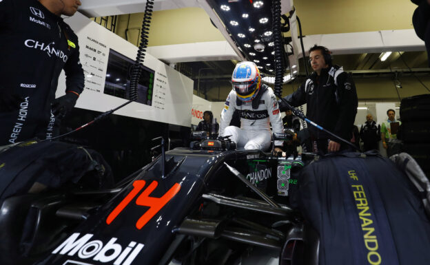 Fernando Alonso enters his cockpit in the garage. Brazilian GP F1/2016