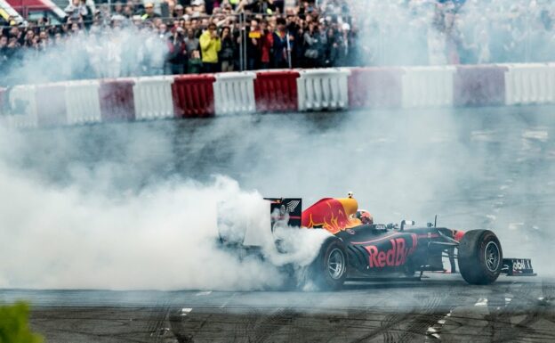 Daniel Ricciardo drops a dose of donuts and burnouts on the streets of Budapest