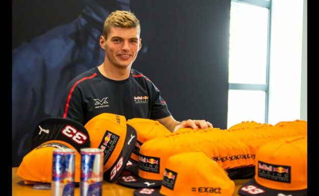 Max Verstappen signs 1000 orange driver caps - 60 min. time-lapse