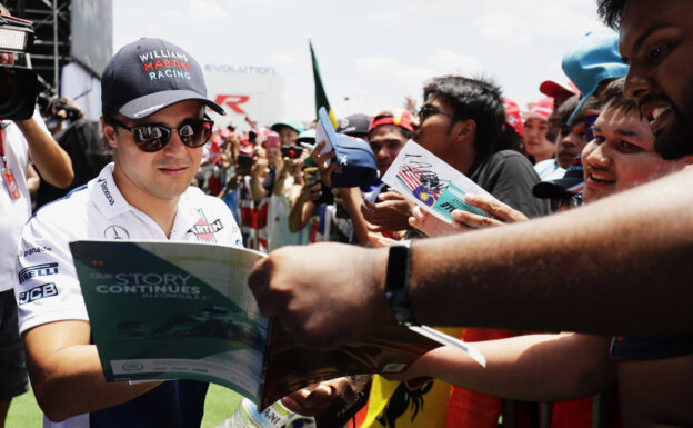 Sepang International Circuit, Sepang, Malaysia. Saturday 30 September 2017. Felipe Massa, Williams Martini Racing, signs autographs for fans.