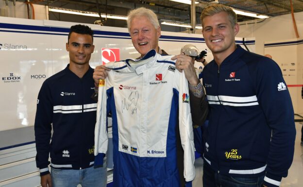 Marcus Ericsson (SWE) Sauber F1 Team. Bill Clinton (USA) Former American President. Pascal Wehrlein (D), Sauber F1 Team Circuit of the Americas USGP 2017