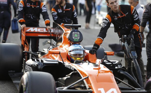 Yas Marina Circuit, Abu Dhabi, United Arab Emirates. Sunday 26 November 2017. Fernando Alonso, McLaren MCL32 Honda, arrives on the grid.