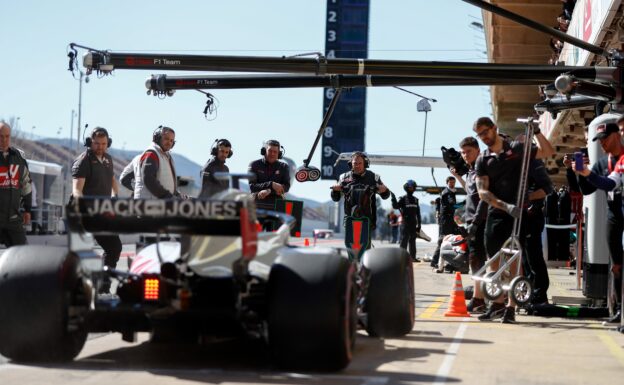 Circuit de Catalunya, Barcelona, Spain. Wednesday 07 March 2018. Romain Grosjean, Haas F1 Team VF-18 Ferrari, pit stop.