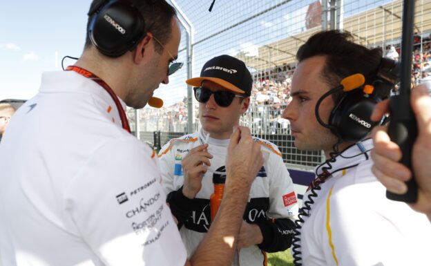 Albert Park, Melbourne, Australia. Sunday 25 March 2018. Stoffel Vandoorne, McLaren. with his engineers.