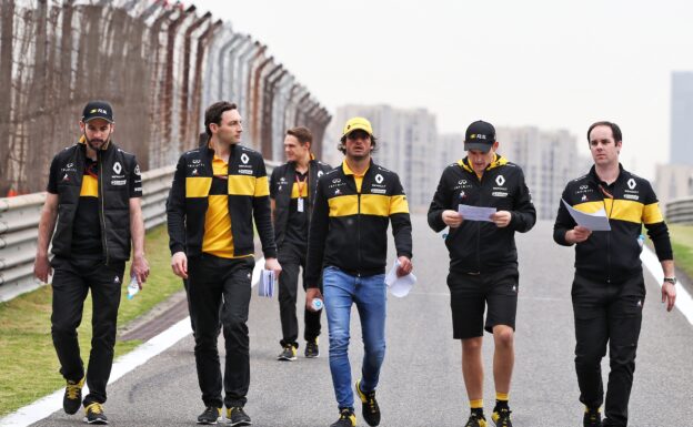 Carlos Sainz Jr Renault walks the circuit with the team. Chinese Grand Prix 2018