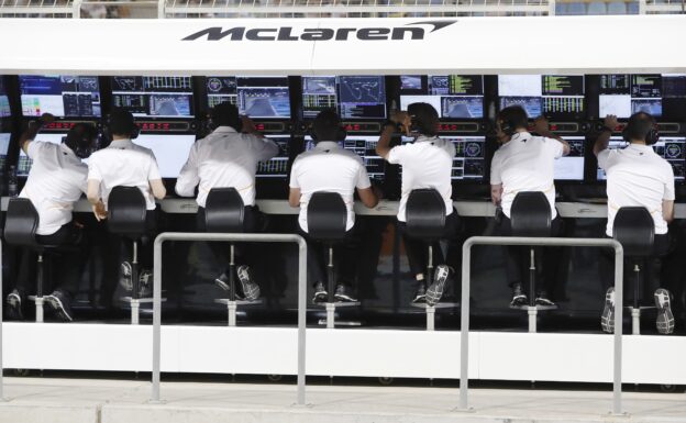 McLaren The team on the pit wall Bahrain GP F1/2018.