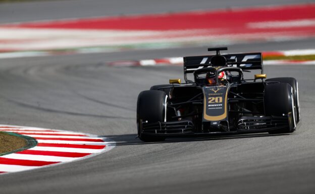 Seat problem sidelined Magnussen at test