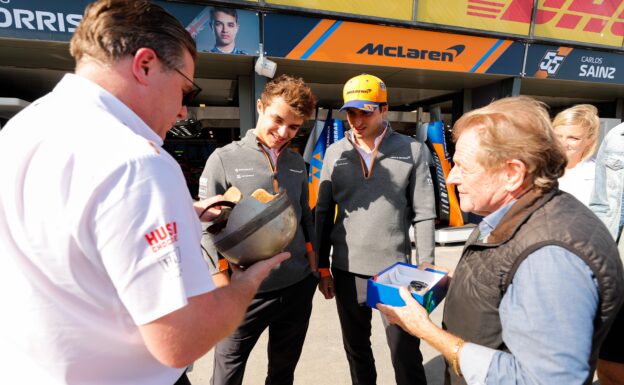 Carlos Sainz Jr, McLaren, Lando Norris, McLaren MCL34, Zak Brown, McLaren Executive Director receive the helmet and goggles of Bruce McLaren from 1959 at Australian GP F1/2019