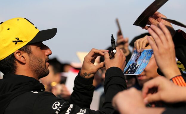 Ricciardo eyes future world title for Renault