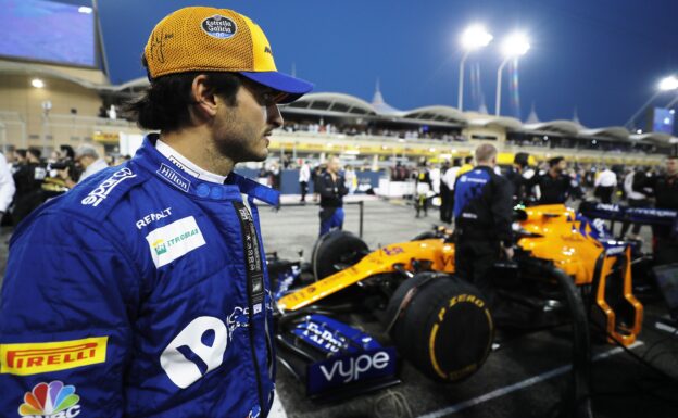 Sainz: McLaren not comparing itself to midfield