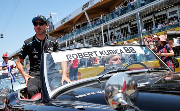 Kubica 'patient' amid F1 comeback crisis