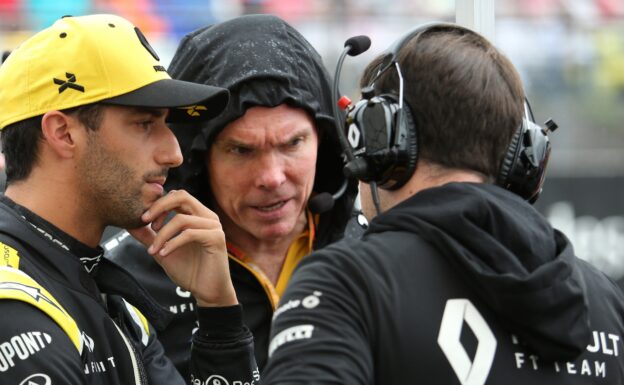 Renault not rushing to replace Ricciardo