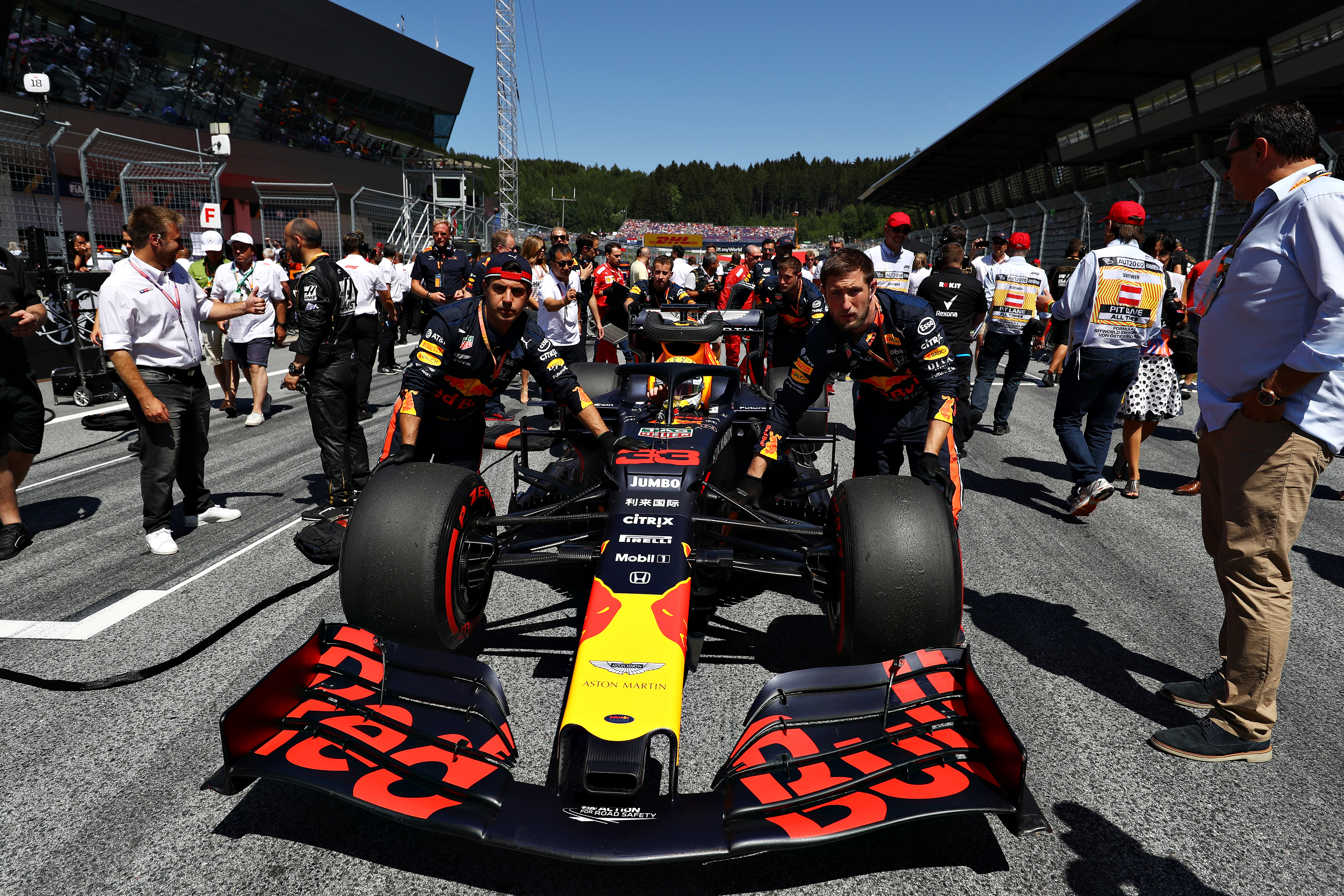 Toro Rosso Garage Tour with Chief Mechanic - Domiziano