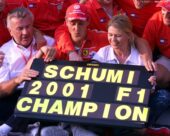 19.08.2001 Budapest, Ungarn, Michael Schumacher jubelt mit Corinna Schumacher und Manager Willi Weber nach seinem Sieg und dem Gewinn der Weltmeisterschaft am Sonntag (19.08.2001) beim Formel 1 Grand Prix von Ungarn in Budapest. © Jerg/Onlinesport