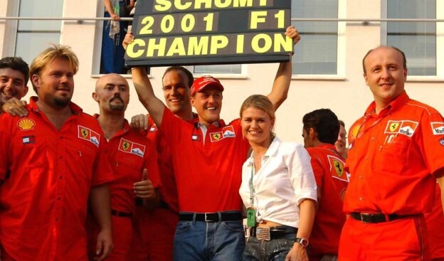 19.08.2001 Budapest, Ungarn, Michael Schumacher jubelt mit Corinna Schumacher und Manager Willi Weber nach seinem Sieg und dem Gewinn der Weltmeisterschaft am Sonntag (19.08.2001) beim Formel 1 Grand Prix von Ungarn in Budapest. © Jerg/Onlinesport