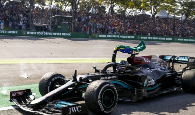 Hamilton fined €5k for undoing his seat belts on in-lap